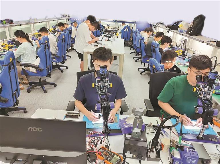 低空经济爆火引燃无人机维修培训 有人不远千里来深学修无人机