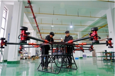 湖北宜昌：载重运输无人机助力低空经济腾飞